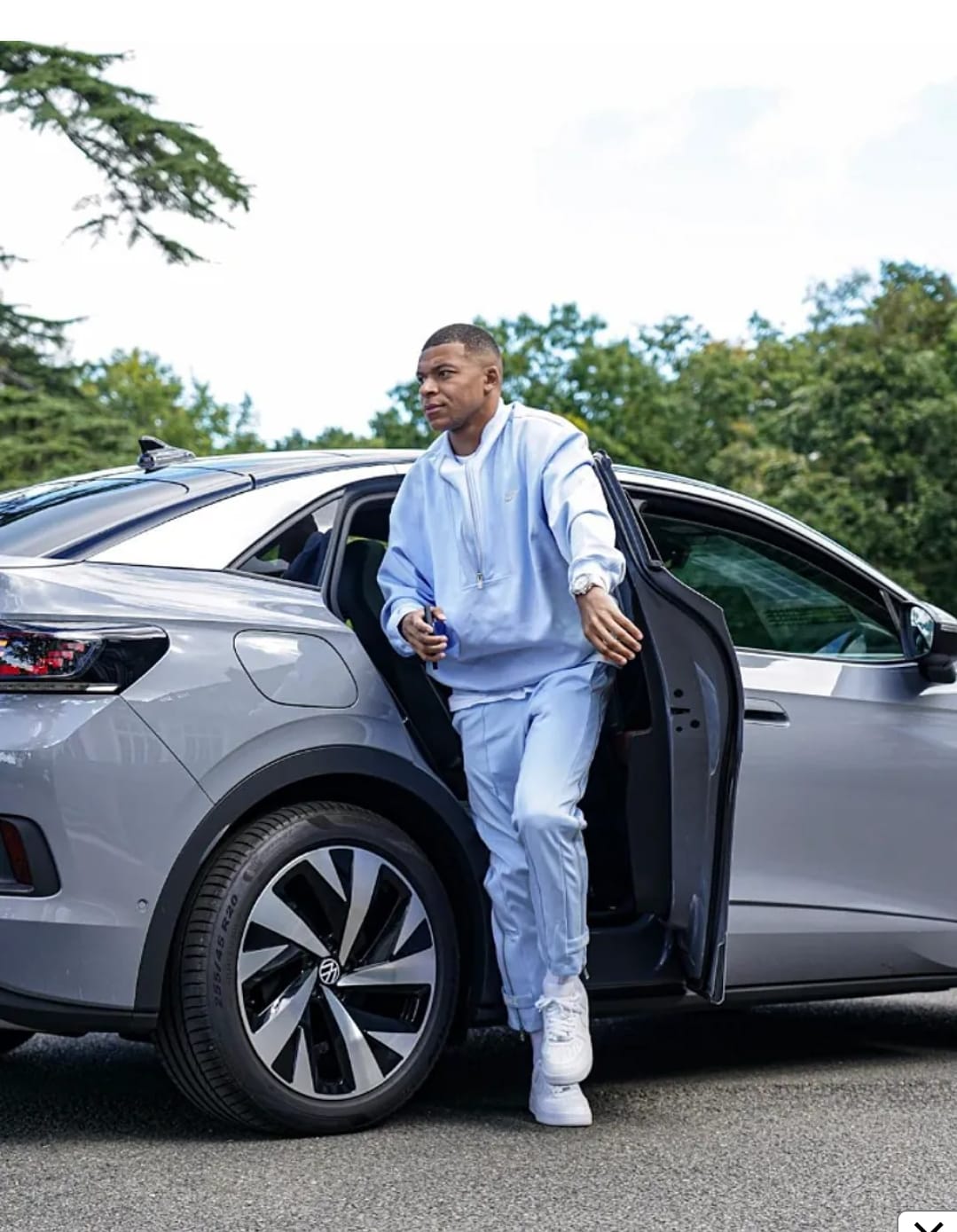 Kylian Mbappe, Koleksi Mobil Mewahnya di Garasi Penuh, Sayang Gak Bisa Nyetir Sendiri