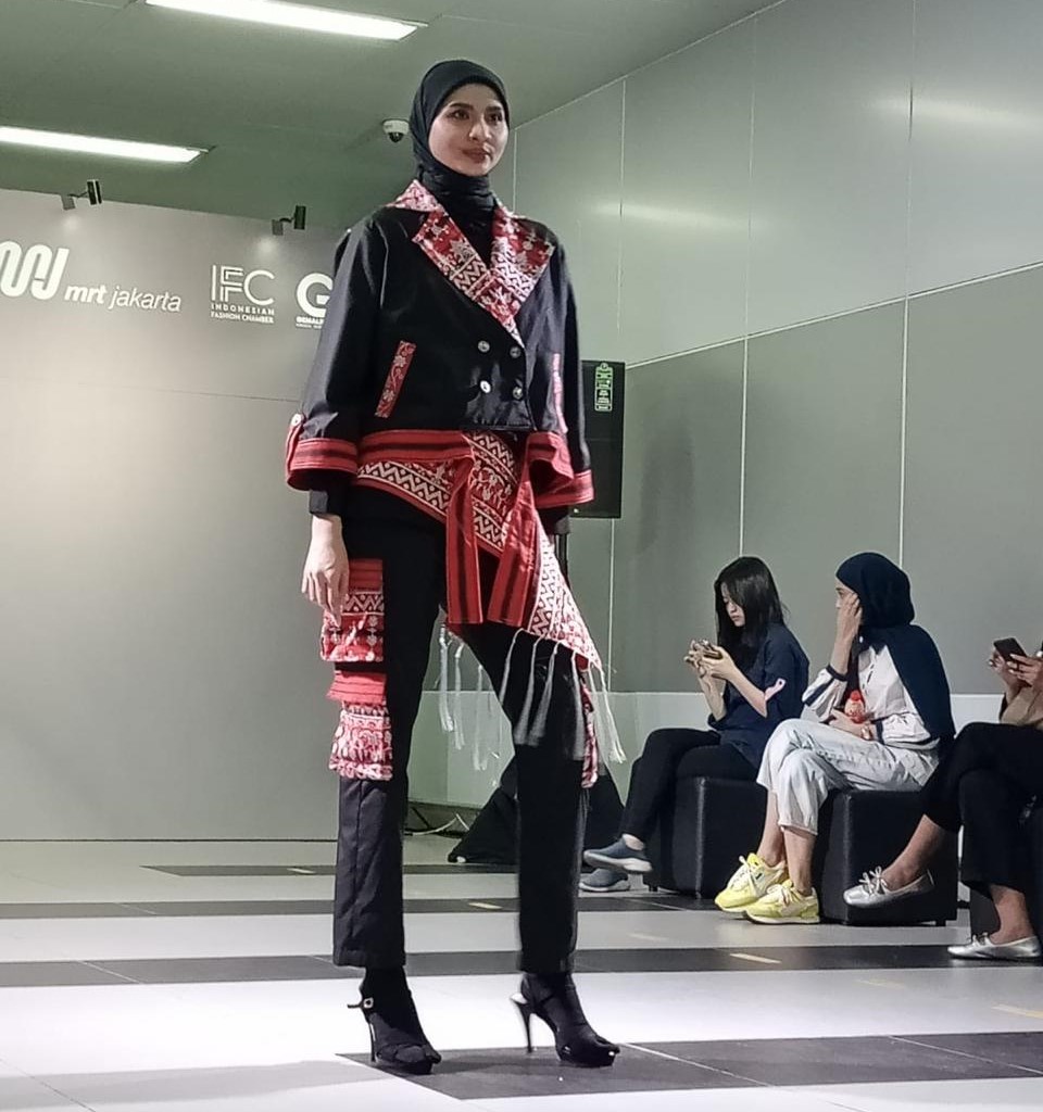 Fashion Show di Stasiun MRT Bareng Desainer MUFFEST 2024, Fenny Saptalia Usung Koleksi Reborn