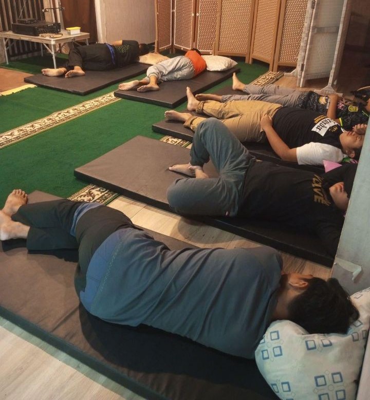 Buka 24 Jam, Masjid Ini Sediakan Matras, Bantal dan Makan Gratis