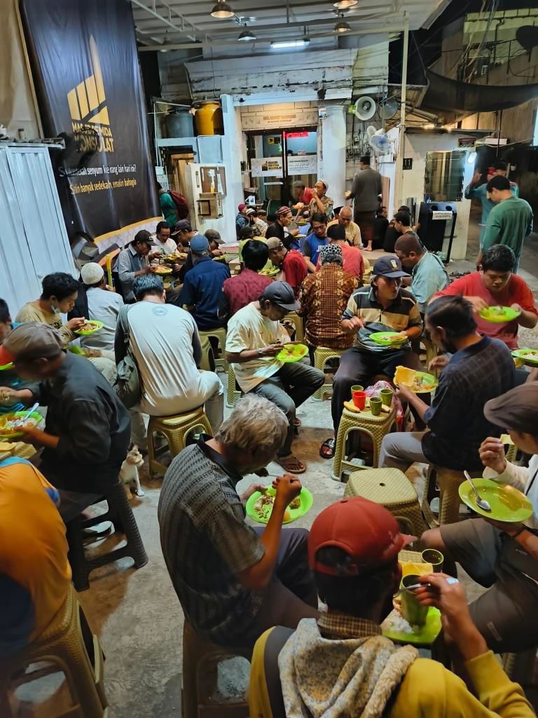 Buka 24 Jam, Masjid Ini Sediakan Matras, Bantal dan Makan Gratis