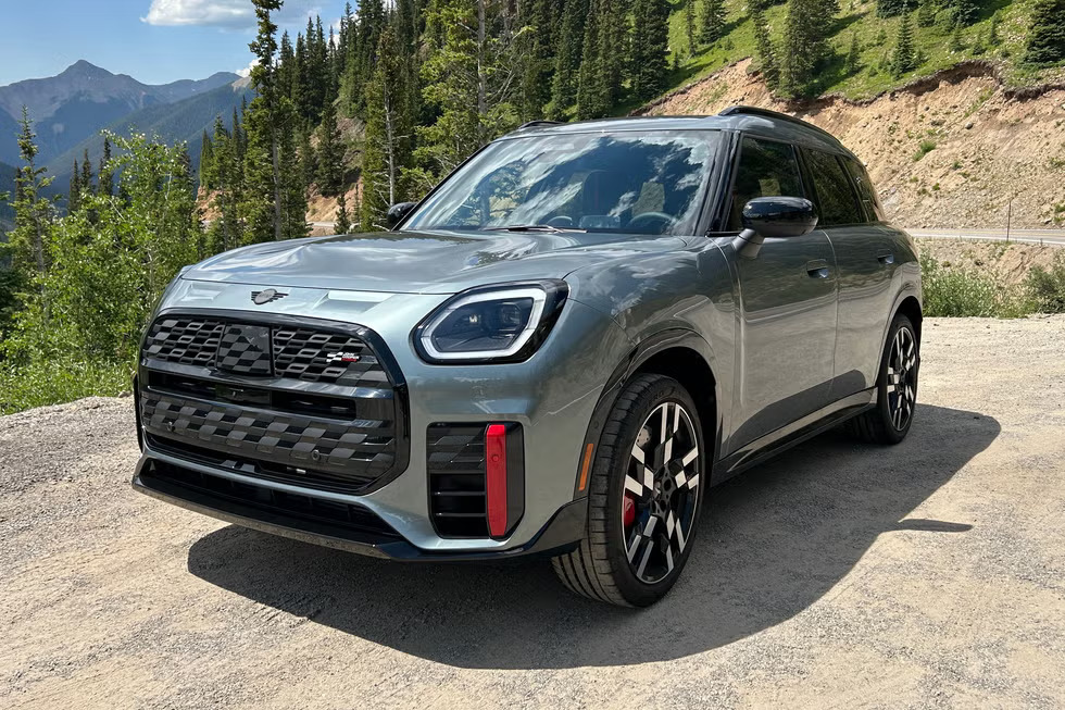 SUV Subkompak Mewah Terbaik tahun 2024 dan 2025