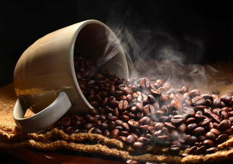 Kopi Dingin vs. Kopi Panas: Mana yang Lebih Sehat?