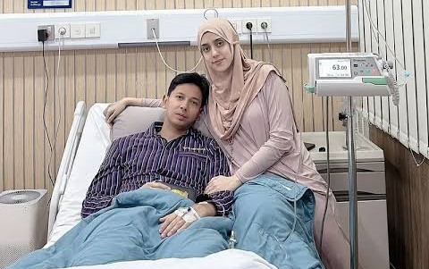 Masya Allah, 5 Artis Ini Tetap Setia Dampingi Suami yang Sakit Keras