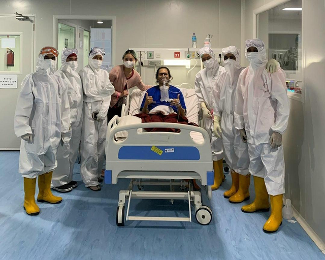 Masya Allah, 5 Artis Ini Tetap Setia Dampingi Suami yang Sakit Keras