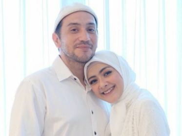 Masya Allah, 5 Artis Ini Tetap Setia Dampingi Suami yang Sakit Keras