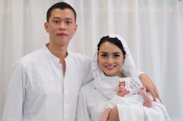 Masya Allah, 5 Artis Ini Tetap Setia Dampingi Suami yang Sakit Keras