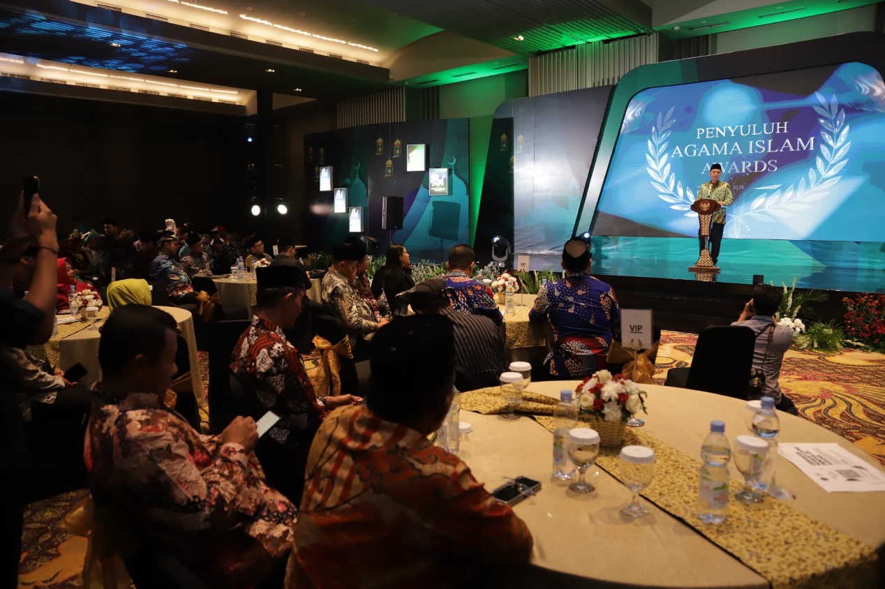 Kemenag Beri Penghargaan Para Penyuluh Agama di Daerah