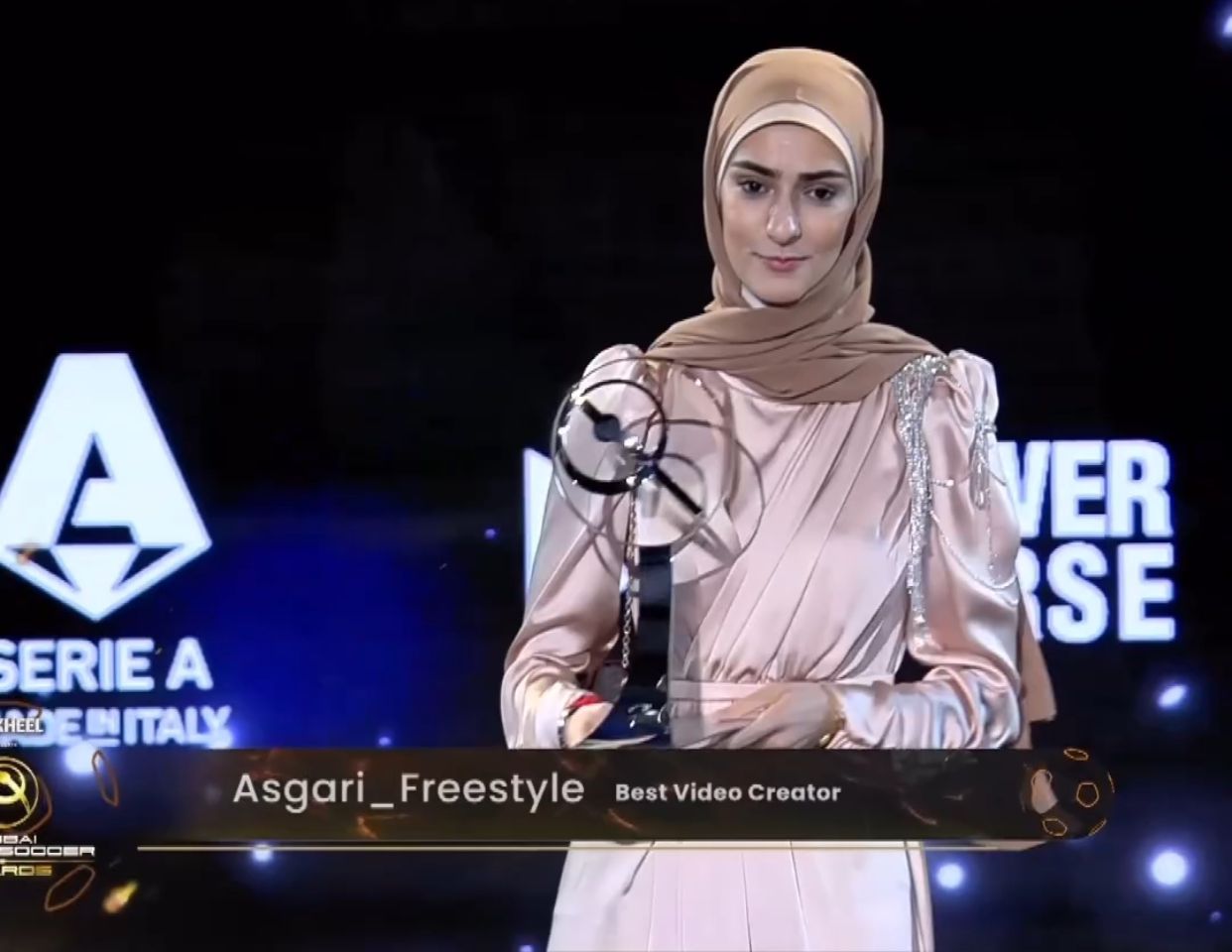 Maymi Asgari, Hijabi Freestyler Raih Penghargaan Best Video Creator di Dubai Globe Soccer Awards 2024