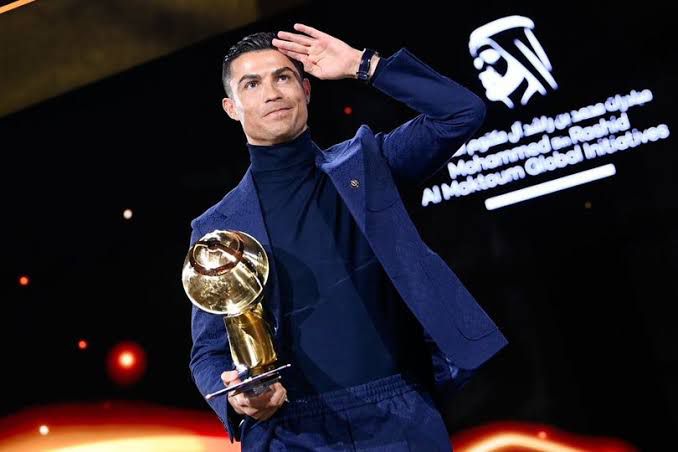 Maymi Asgari, Hijabi Freestyler Raih Penghargaan Best Video Creator di Dubai Globe Soccer Awards 2024