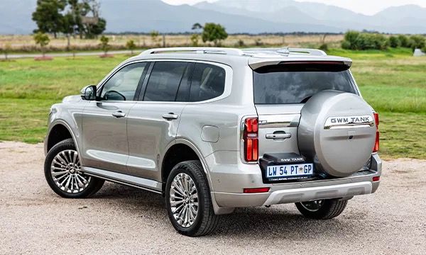 Perbandingan Toyota Land Cruiser Prado vs GWM Tank 500: Mana yang Lebih Unggul?