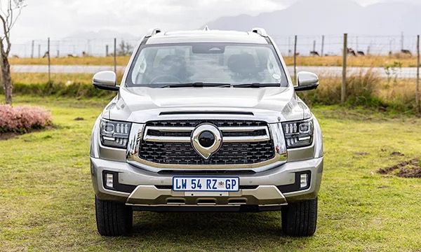 Perbandingan Toyota Land Cruiser Prado vs GWM Tank 500: Mana yang Lebih Unggul?