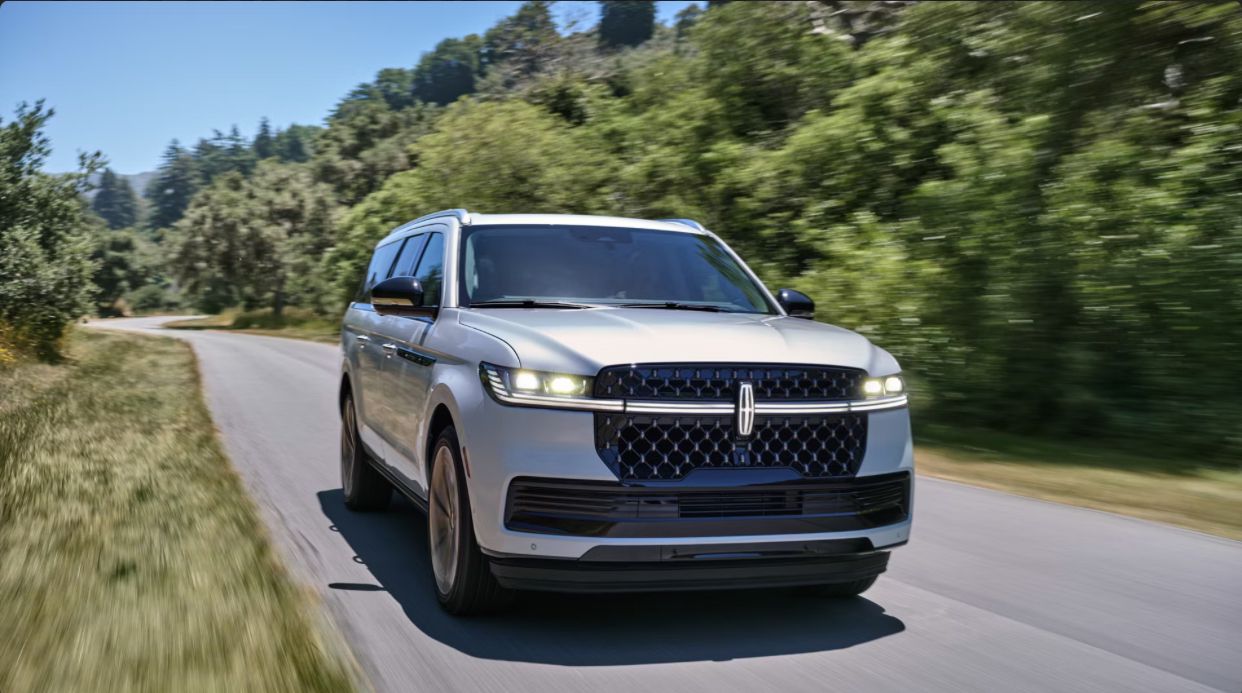 Lincoln Navigator 2025 atau Cadillac Escalade 2025, Mana SUV Mewah Pilihanmu?