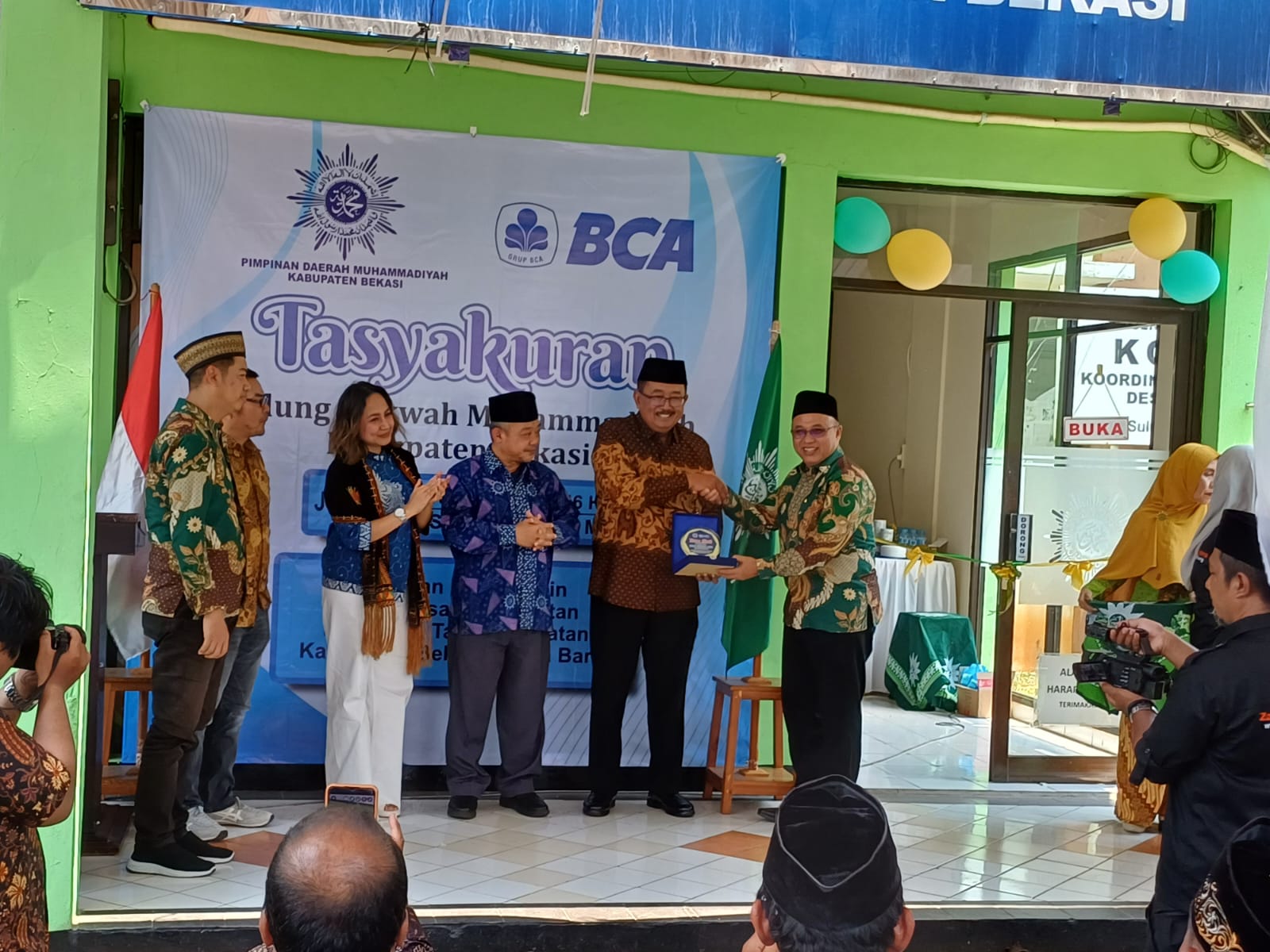 BCA Hibahkan Ruko Untuk Kantor Muhammadiyah Bekasi, Prof Mu’ti, Ketua PDM, Direktur BCA Terlibat Candaan Segar