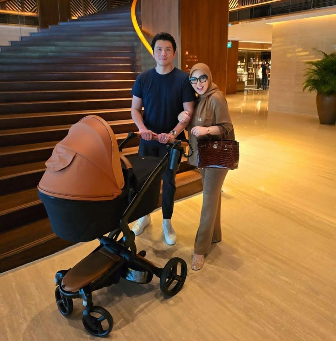 Syahrini Momong Baby R Pakai Stroller Mewah yang Harganya Fantastis