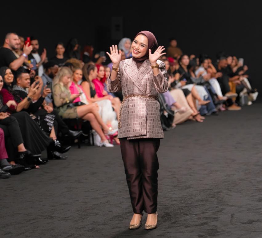 Buttonscarves Usung Koleksi Lucent Dusk di Dubai Fashion Week