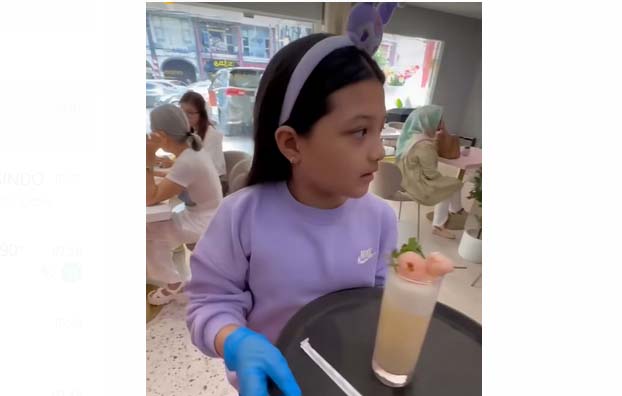 Simak Piawainya Arsy, Anak Anang-Ashanty Melayani Pengunjung Kafe