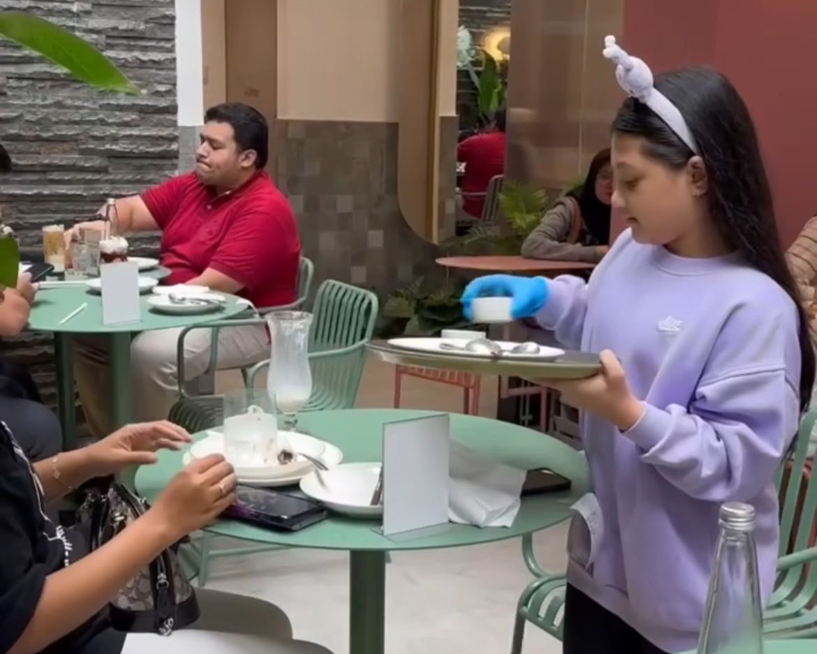 Simak Piawainya Arsy, Anak Anang-Ashanty Melayani Pengunjung Kafe