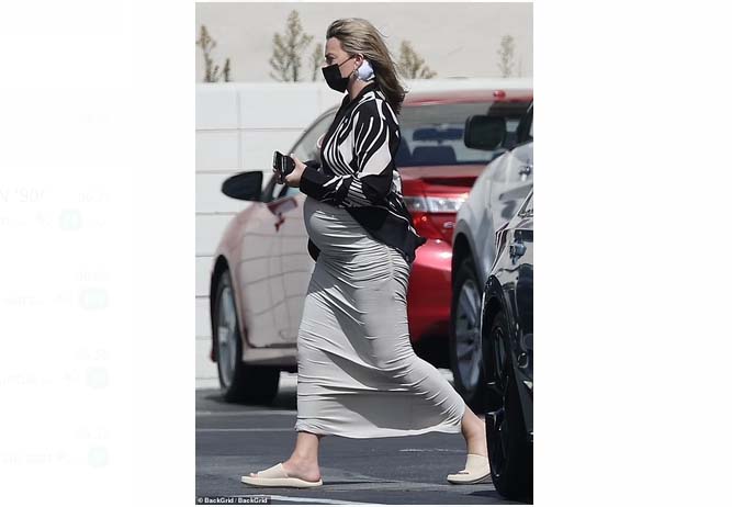 Tampil Stylish Saat Hamil Ala Margot Robbie “Barbie” yang Bisa Jadi Inspirasi