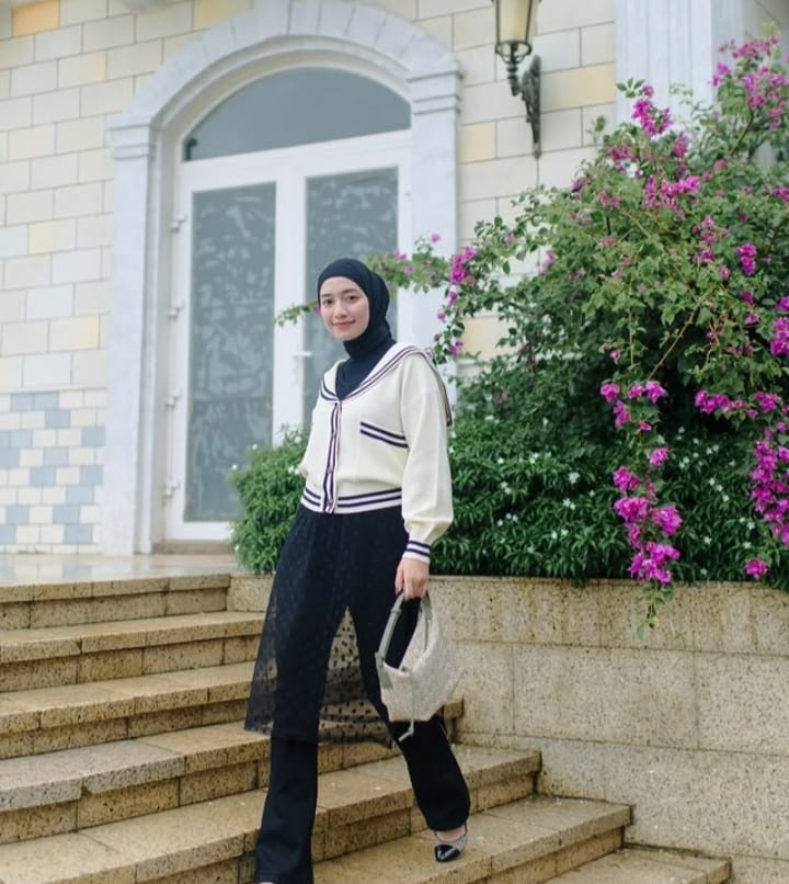 Outfit Ngantor dengan Berhijab Ala Mega Iskanti