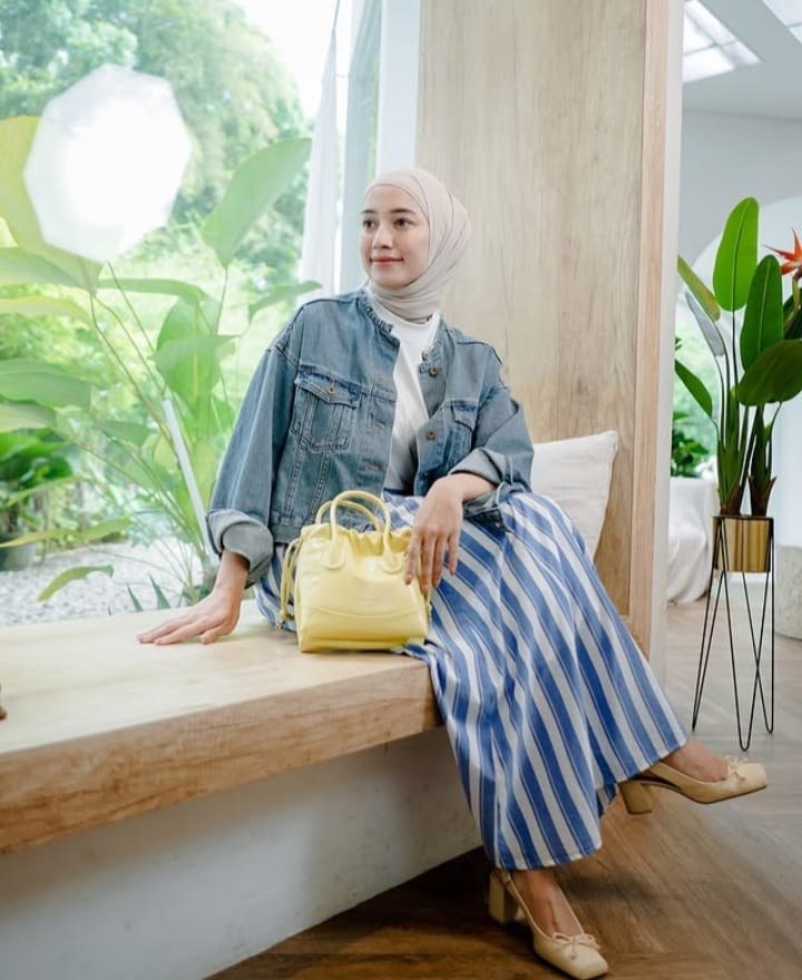 Outfit Ngantor dengan Berhijab Ala Mega Iskanti