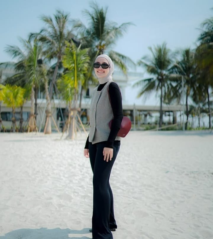 Outfit Ngantor dengan Berhijab Ala Mega Iskanti