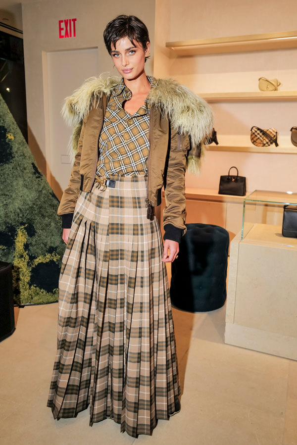 Gaya Selebriti di Acara Pembukaan Kembali Toko Burberry New York, Siapa yang Paling Mencuri Perhatian?