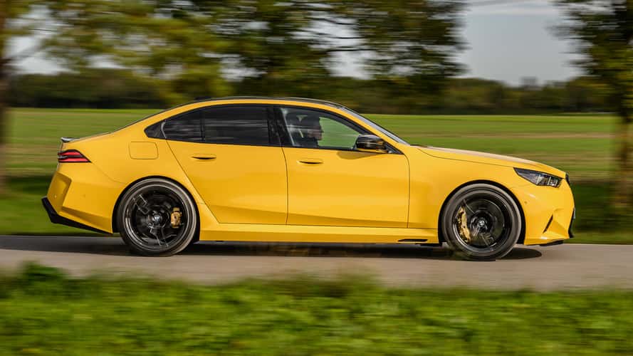 Review BMW M5 2025: Monster Bertenaga 717 HP yang Bikin Melongo, Secepat Mobil Listrik!