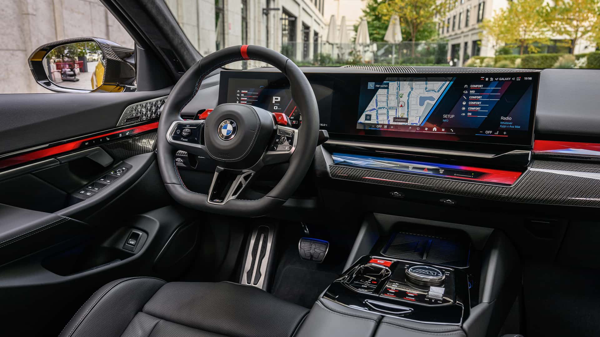 Review BMW M5 2025: Monster Bertenaga 717 HP yang Bikin Melongo, Secepat Mobil Listrik!