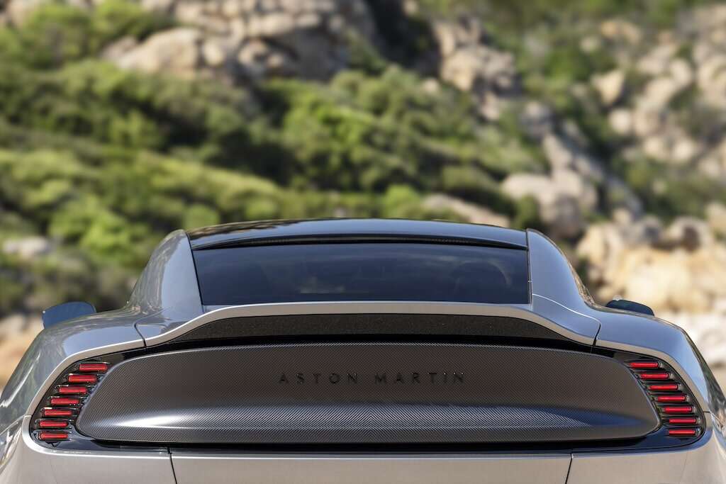 Review Aston Martin Vanquish 2024: Mobil Super GT Inggris Penantang Ferrari 12Cilindri, Simak Keunggulannya!