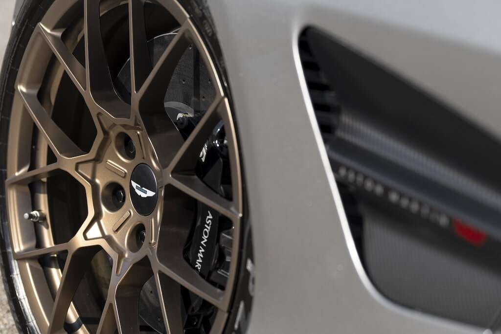 Review Aston Martin Vanquish 2024: Mobil Super GT Inggris Penantang Ferrari 12Cilindri, Simak Keunggulannya!