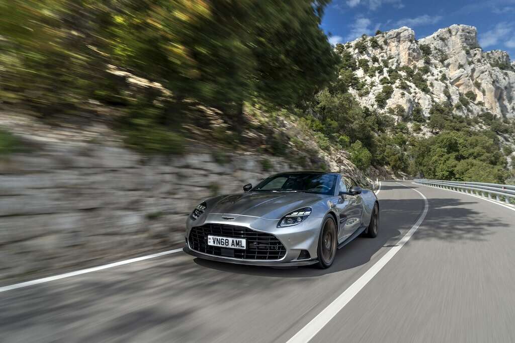 Review Aston Martin Vanquish 2024: Mobil Super GT Inggris Penantang Ferrari 12Cilindri, Simak Keunggulannya!