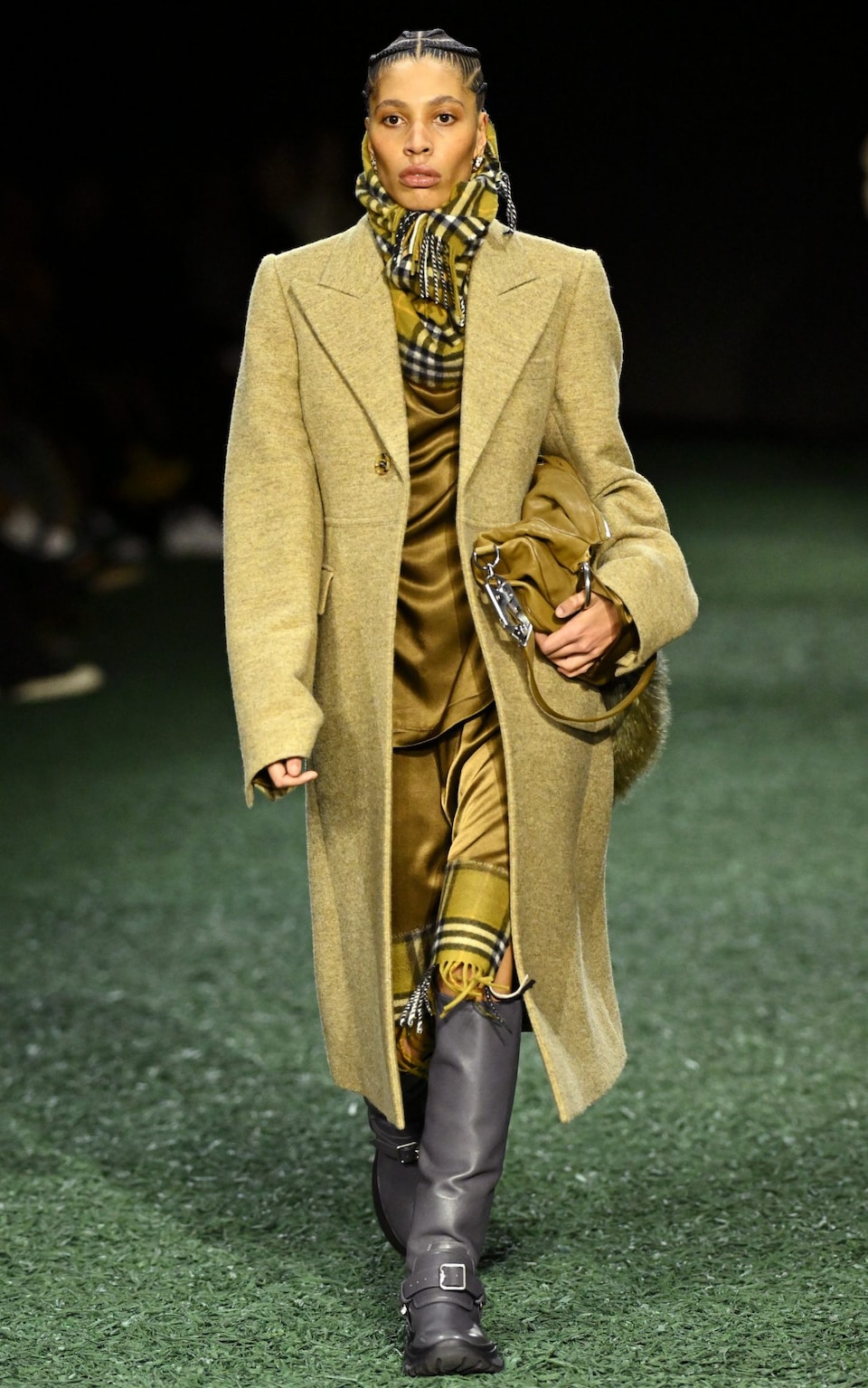 Syal Model Lama Bikin Tampilan Kurang Fresh? Ini Tips Update Style untuk Liburan Winter!