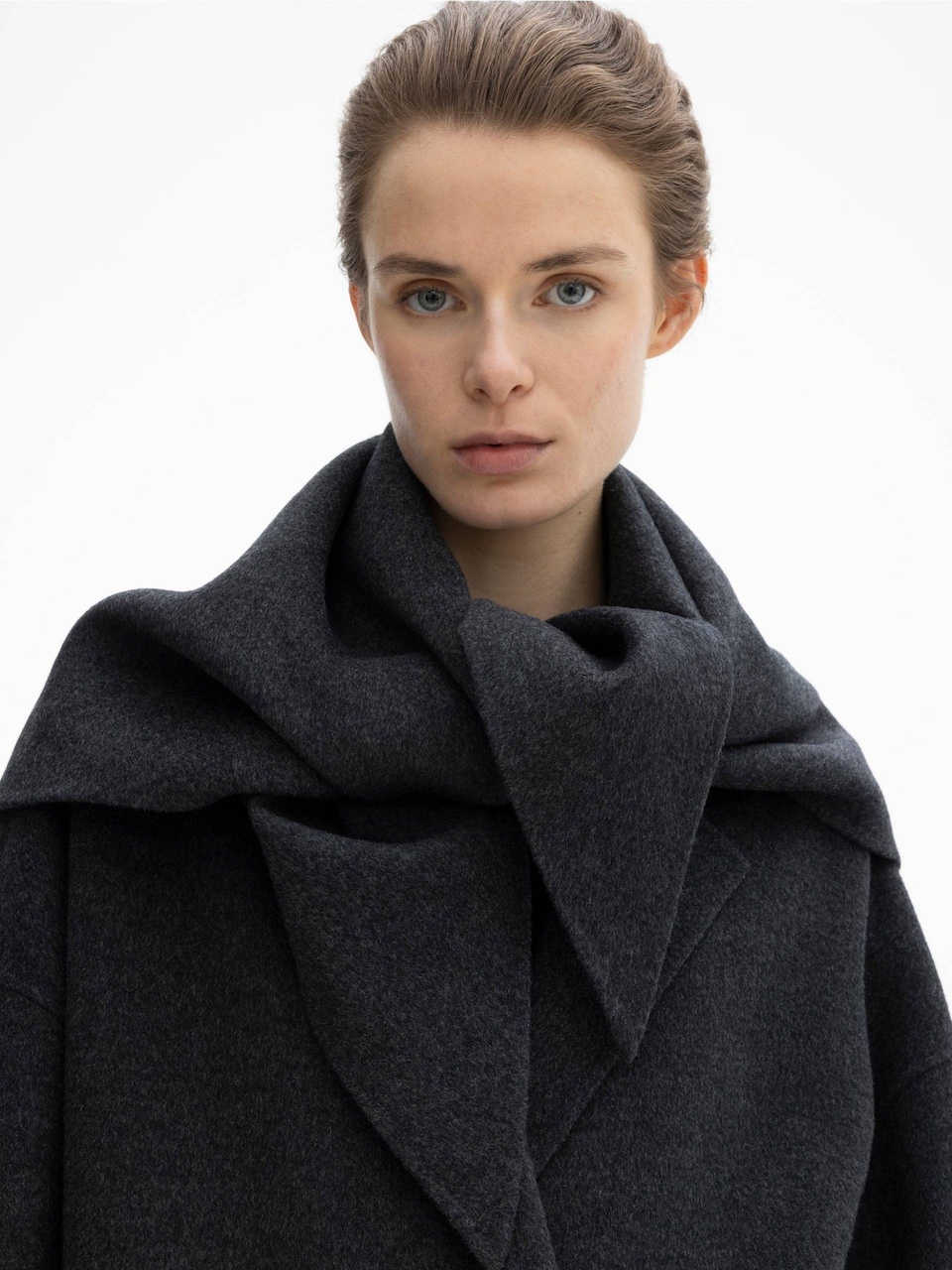 Syal Model Lama Bikin Tampilan Kurang Fresh? Ini Tips Update Style untuk Liburan Winter!