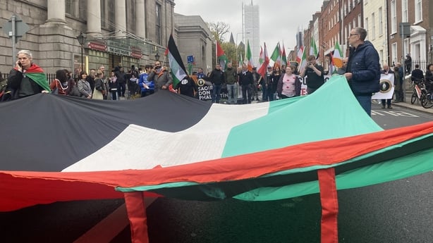 Ribuan Massa Turun ke Jalan di Dublin Desak Gencatan Senjata di Gaza, Aktivis Palestina Beri Pernyataan Mengejutkan
