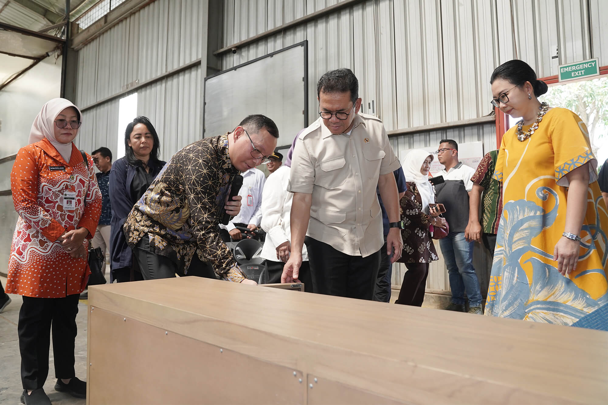 Lepas Ekspor Furnitur Senilai USD 70 Ribu, Mendag Budi: UMKM Harus Berani Inovasi dan Siap Adaptasi