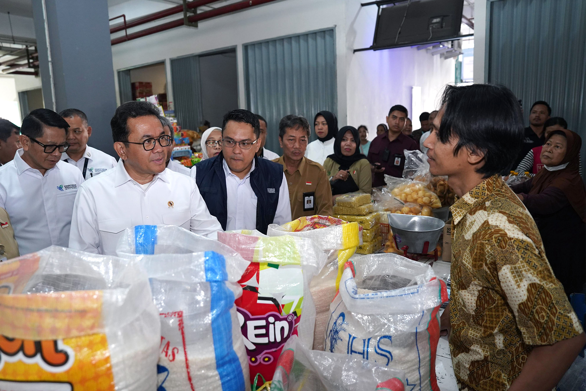 Tinjau Pasar Prawirotaman, Mendag Budi: Jelang Nataru, Harga Bapok Stabil dan Pasokan Terjaga