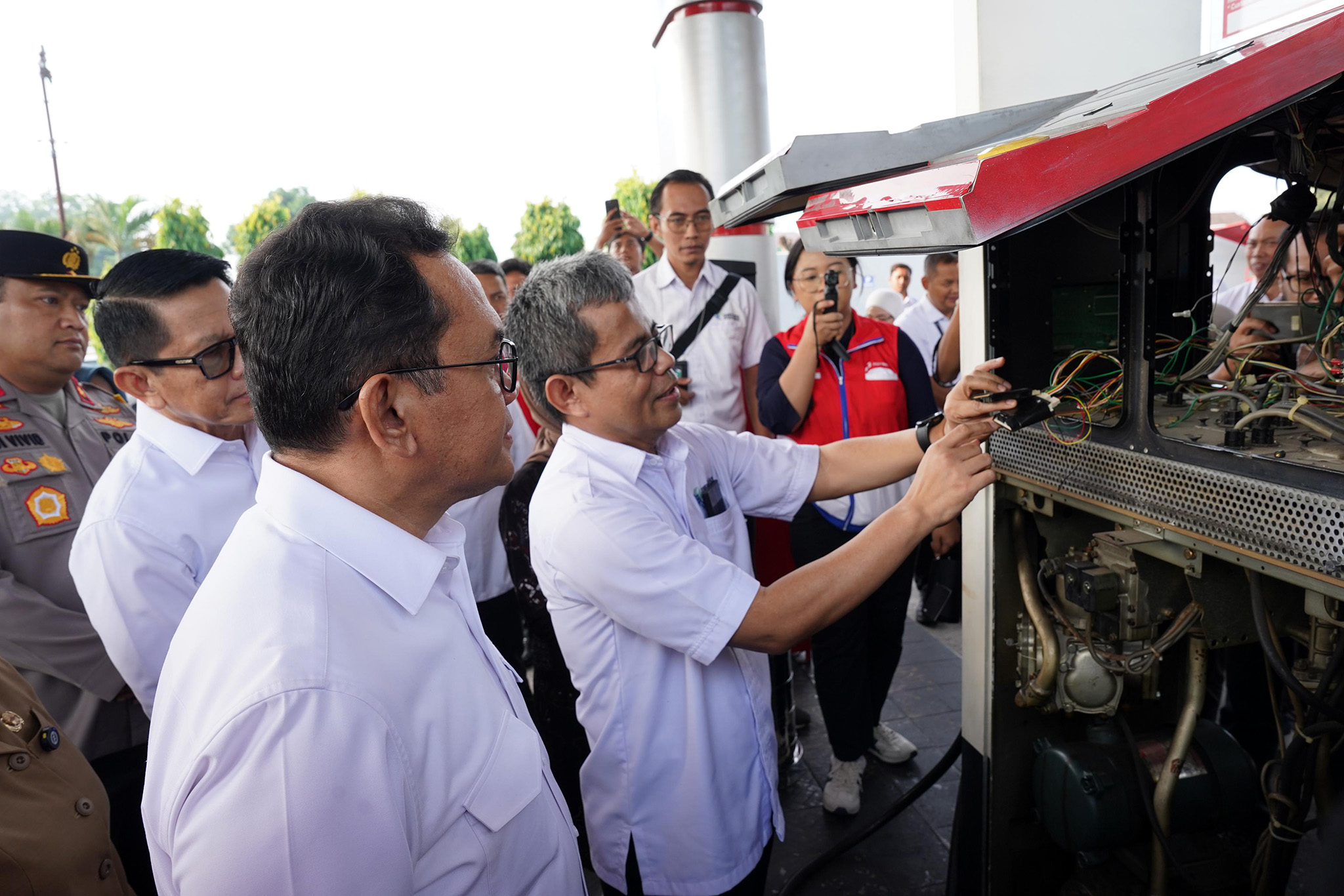 Rugikan Masyarakat Sebesar Rp1,4 Miliar Per Tahun, Mendag Budi Santoso Segel Mesin Pompa SPBU di Sleman