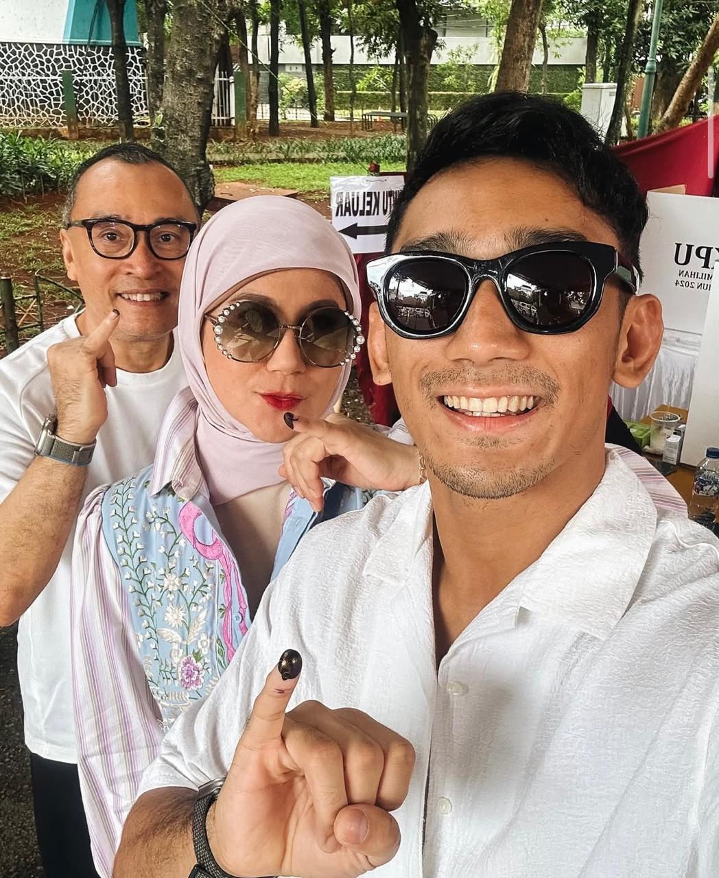 Tengok Keseruan Artis Nyoblos, Bareng Keluarga Hingga Naik Motor ke TPS