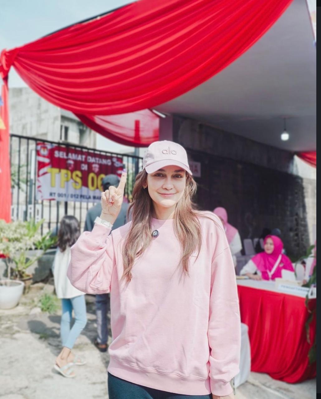 Tengok Keseruan Artis Nyoblos, Bareng Keluarga Hingga Naik Motor ke TPS