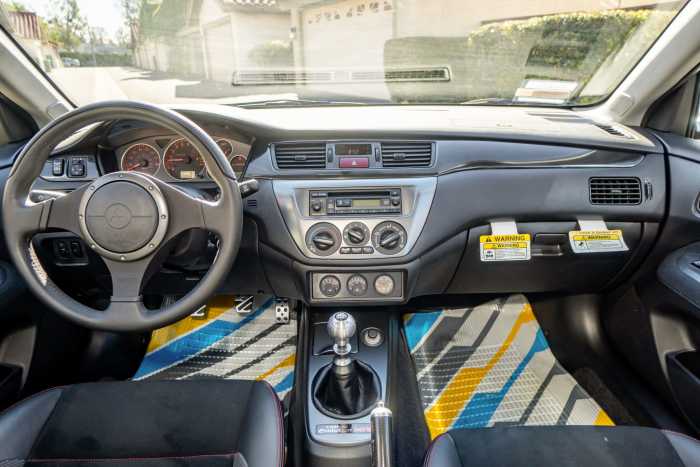 Fantastis! Mitsubishi Lancer Evo Langka Ini Terjual Rp2,5 Miliar, Masih Ada Stiker Showroom!