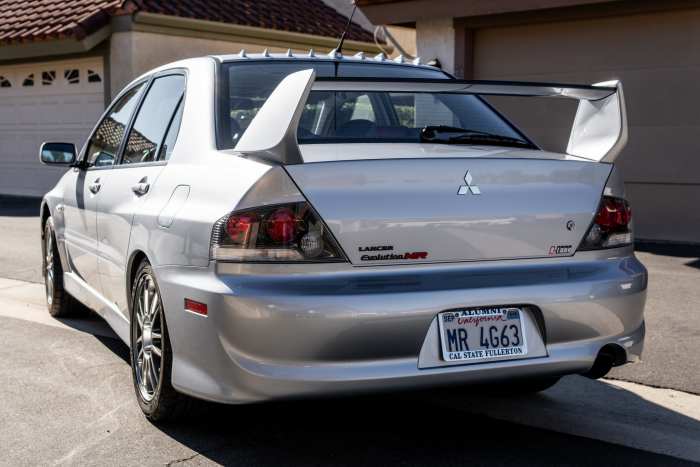 Fantastis! Mitsubishi Lancer Evo Langka Ini Terjual Rp2,5 Miliar, Masih Ada Stiker Showroom!
