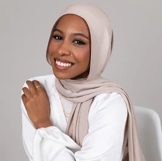 Pingin Pakai Hijab Warna Tapi Bingung Pilih yang Sesuai Tone Wajah? Simak Tips Berikut