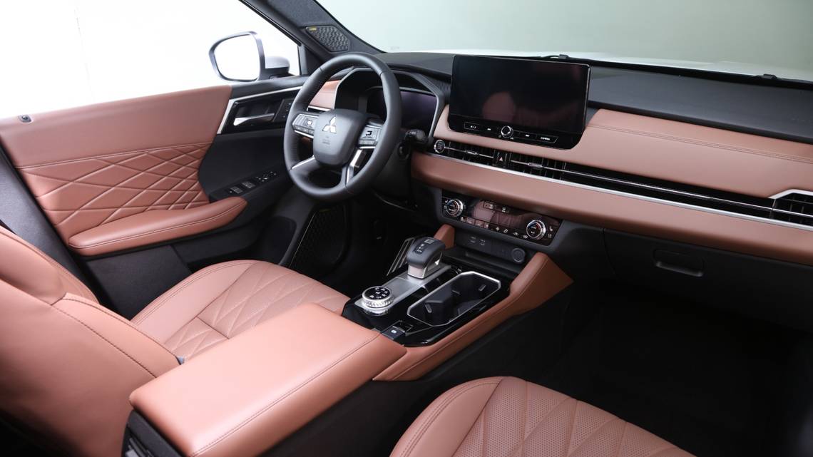 BOCORAN! Interior Mitsubishi Outlander 2025 Tampil Mewah dengan Audio Yamaha