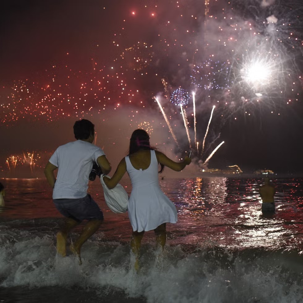 Deretan Tradisi Malam Tahun Baru Ter-Epic di Dunia, Lompati 7 Ombak Sampai Pecahkan Piring Bersama