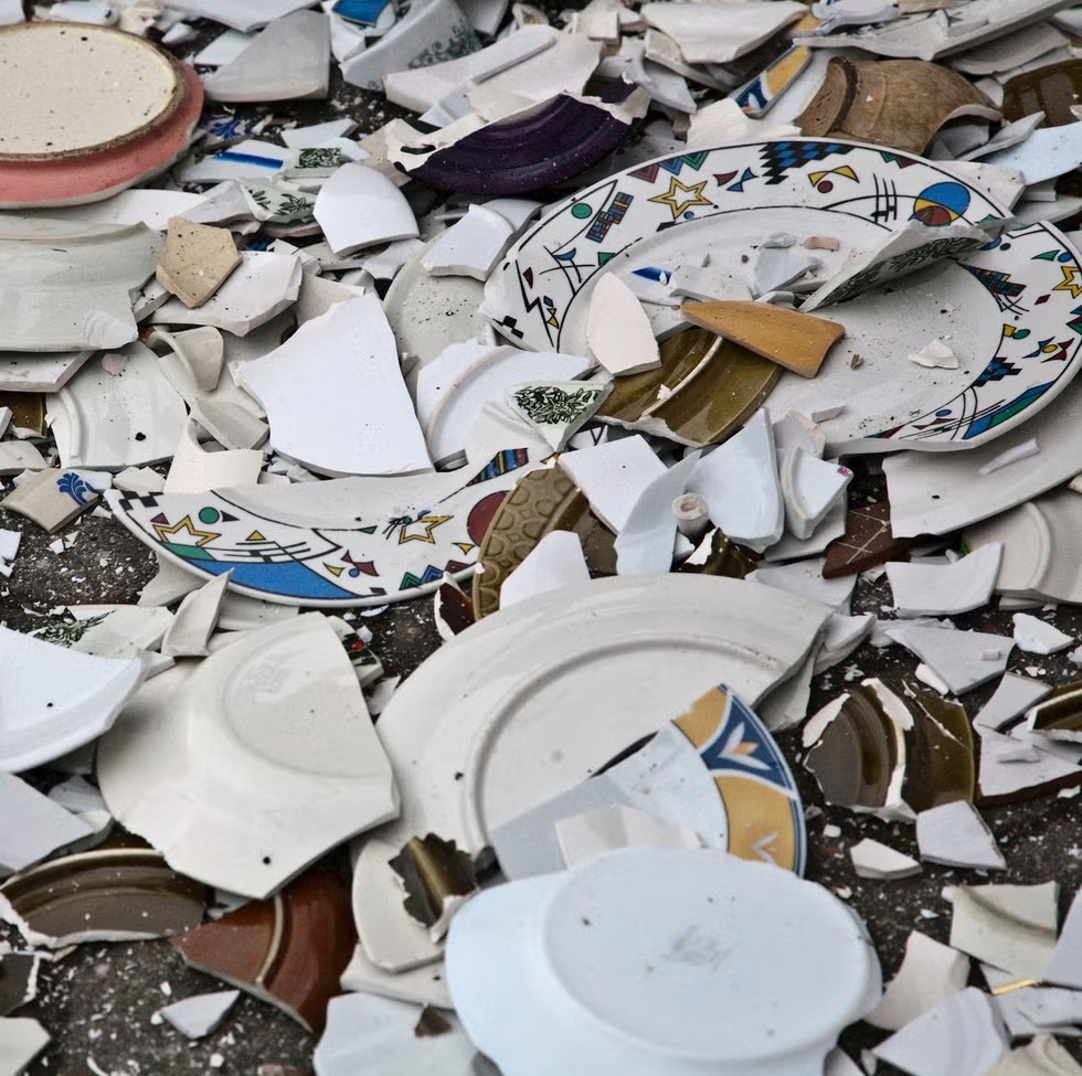 Deretan Tradisi Malam Tahun Baru Ter-Epic di Dunia, Lompati 7 Ombak Sampai Pecahkan Piring Bersama