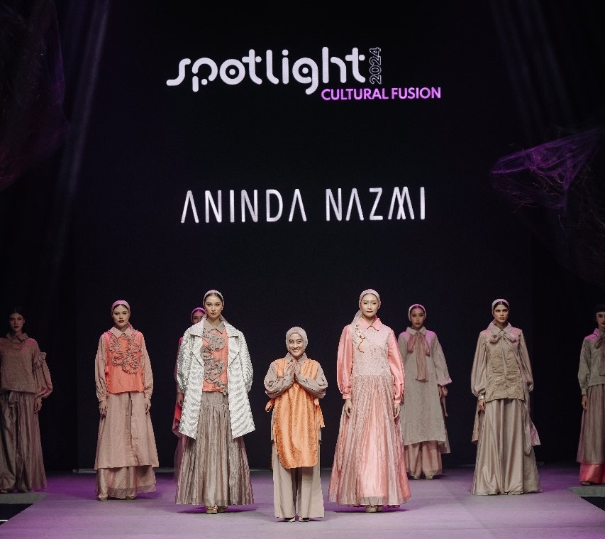 Keindahan Langit Senja Menginspirasi Sun’s Final Bow, Koleksi Terbaru Aninda Nazmi