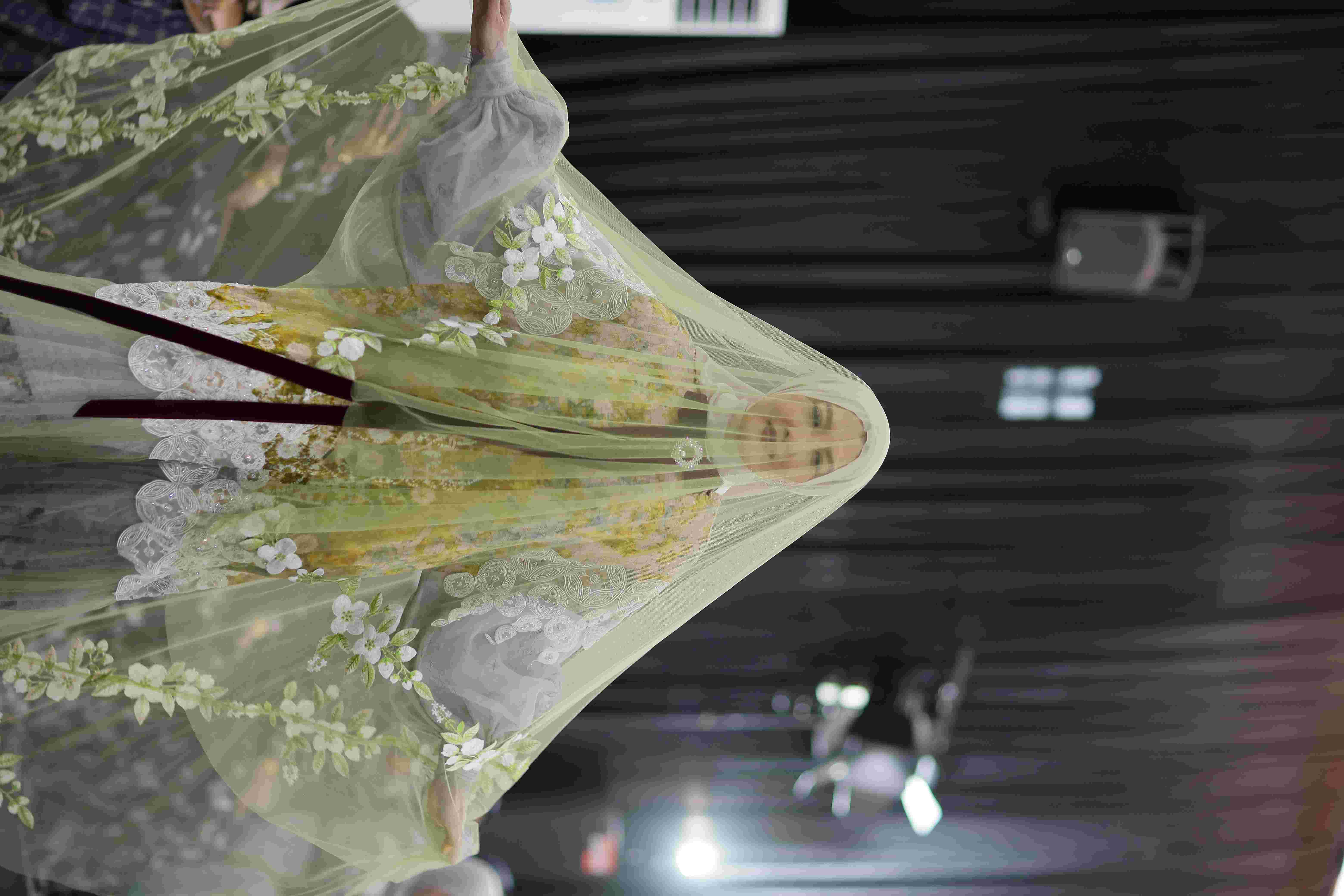 Madre, Koleksi Terbaru Desainer Kursien Karzai sebagai Simbol Cinta Kasih Ibu