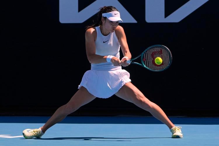 Petenis Cantik Emma Raducanu Tampil di Babak Awal Australia Open Tertatih Tatih