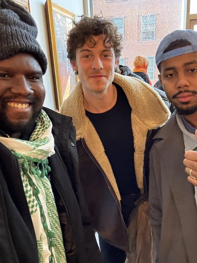 Shawn Mendes Ikut Salat Jumat di Masjid NYU Bersama Sahabatnya Mustafa the Poet, Bikin Netizen Terenyuh