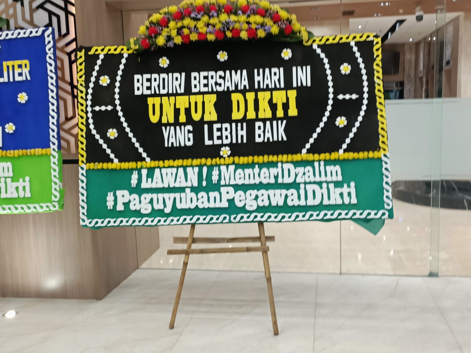 Aksi Damai di Depan Kantor Kemendiktisaintek, Protes Menteri yang Suka Main Tampar & Main Pecat